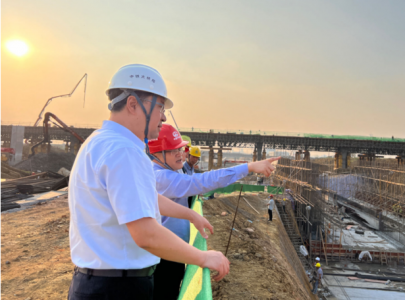 集團(tuán)黨委書記、董事長(zhǎng)涂建平赴洪騰高架 施工一線進(jìn)行調(diào)研
