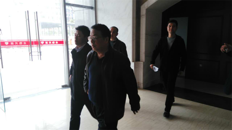 集團(tuán)公司總經(jīng)理萬先逵、副總經(jīng)理周志宏一行親臨利民佳苑小區(qū)現(xiàn)場指導(dǎo)工作