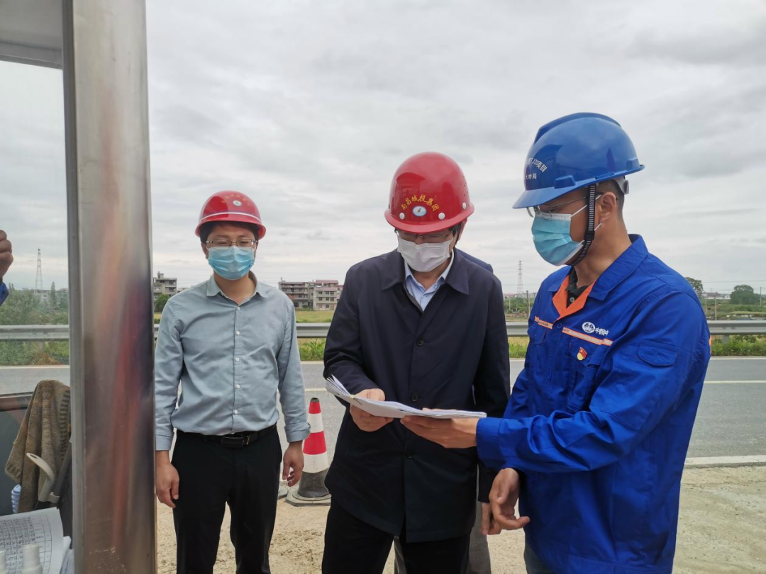 集團(tuán)黨委委員、紀(jì)委書記何志敏赴西二環(huán)高速項(xiàng)目檢查疫情防控工作